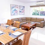 Villa Privada En *